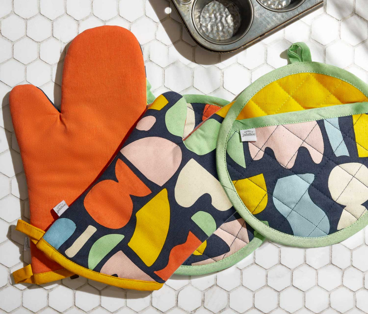 http://lollygag.co/cdn/shop/files/Doodle-oven-mitt-Oven-Mitts--and-Pot-Holders-lollygag_1200x1200.jpg?v=1702326514