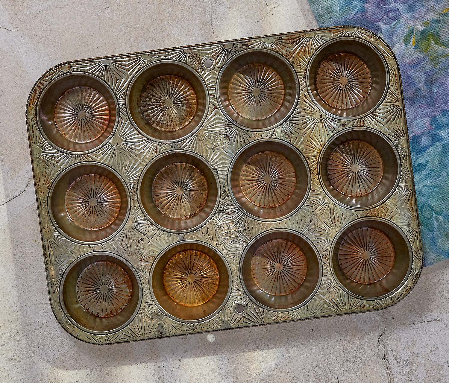 Vintage Ovenex-Ekco 12 Cup Standard Starburst Muffin Tinware