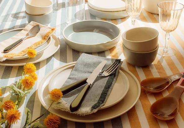 Costa Brava dinnerplates and Myth napkins