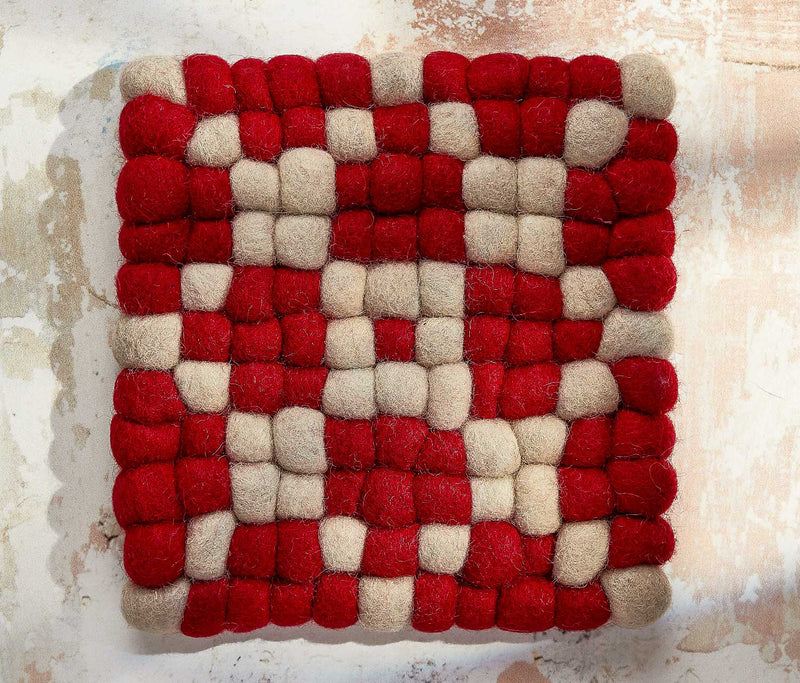 (取寄) トロッターズ レディース アクセント Trotters women Accent Tan Braided Veg Danica Heirloom Cranberry Dot Large Wool Trivet Set - lollygag